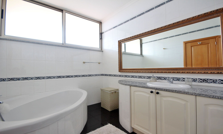 Bathroom, Diego Cruz Apartment, Funchal