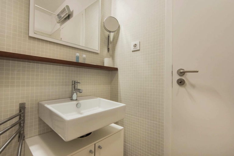 Bathroom 3, Comfortable Apartment in Campo Pequeno, Lisbon