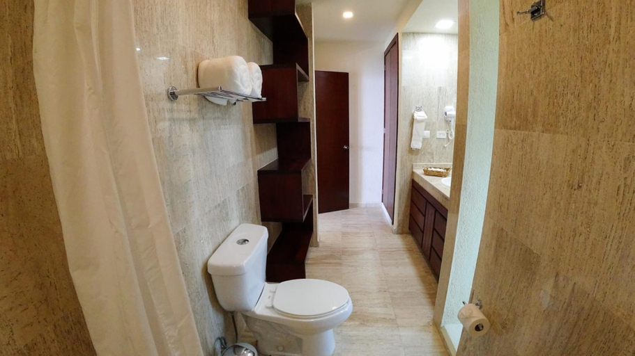 Bathroom 4, Pacific King Hotel, Dist. Pochutla