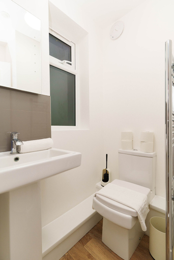 Bathroom 4, West Park House, Leeds