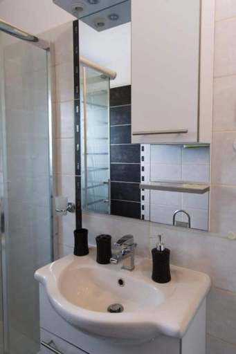 Bathroom 2, Nada Apartmani, Pula