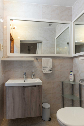 Bathroom 3, Apartments Nina & Kate, Ston