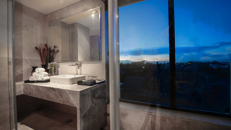Bathroom 5, The Regnant, Lucknow