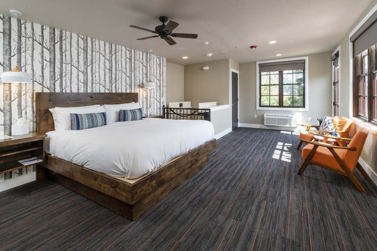 Bedroom 2, Ski Inn Taphouse Hotel, Deschutes