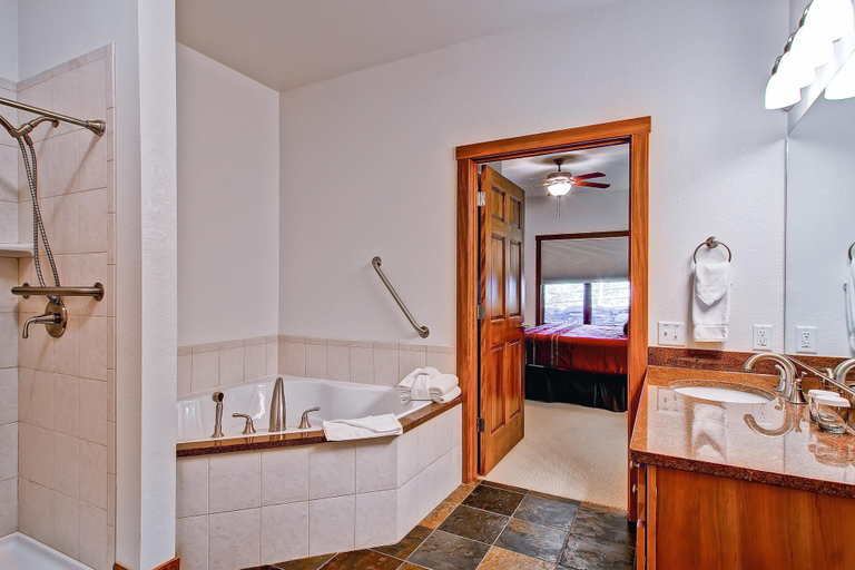 Bathroom, Black Canyon Inn Unit F2, Larimer