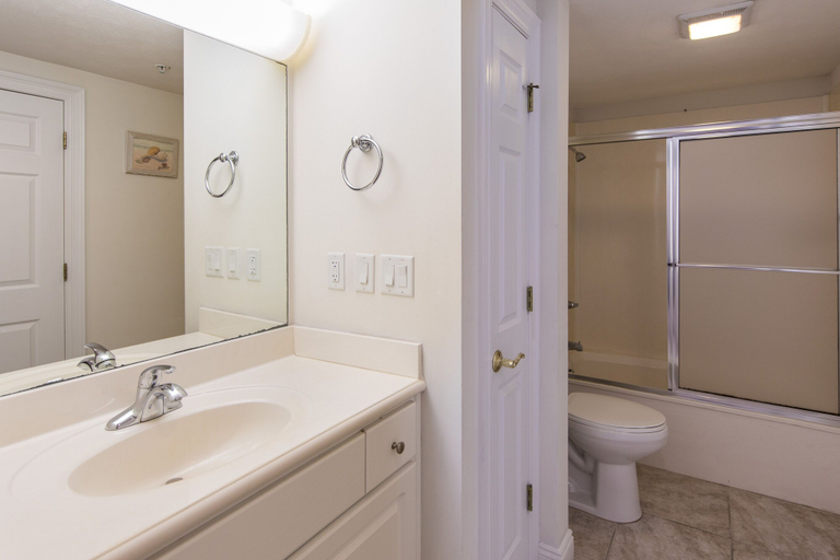 Bathroom 4, Treasure Island 1211, Bay