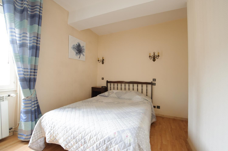Bedroom 2, L'Esplanade, Yonne
