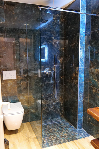 Bathroom 3, Hotel Bora Bora, Sarandës