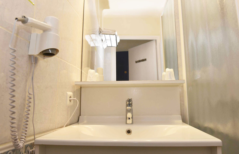 Bathroom 4, Azur Hotel, Hérault