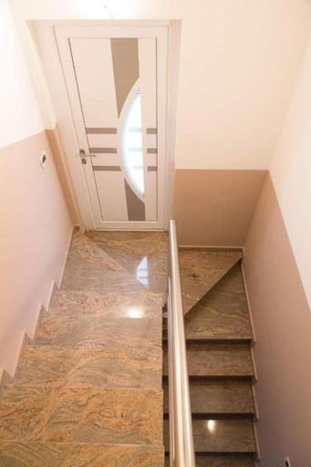 Others 4, Nada Apartmani, Pula