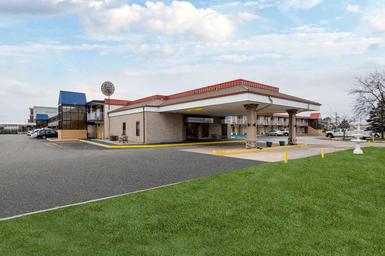 Exterior & Views 2, Days Inn by Wyndham Perrysburg/Toledo, Wood