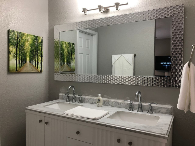 Bathroom 3, 6183 Sandcrest · Walk TO Universal! Near Disney, Convention, Orange