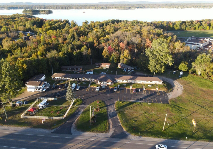 Others 4, Champlain Motor Inn, Renfrew