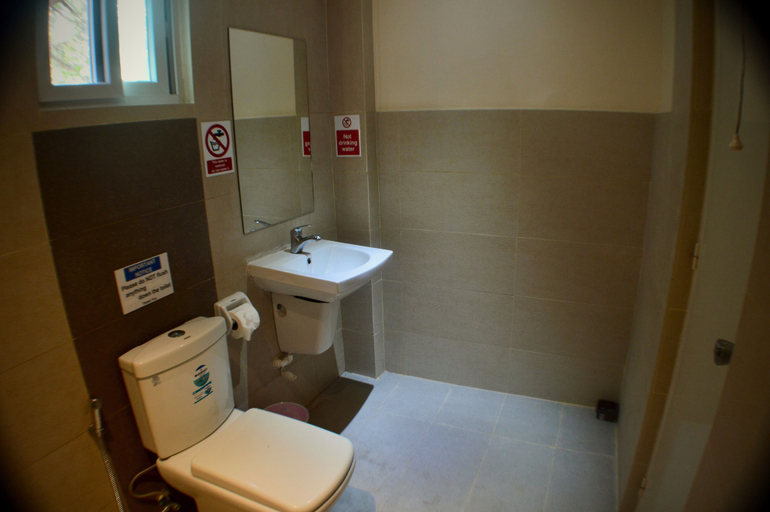 Bathroom 4, Alegria Dive Resort, Alegria