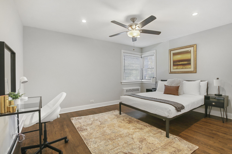 2BR Rogers Park Apt in Sheridan, Cook