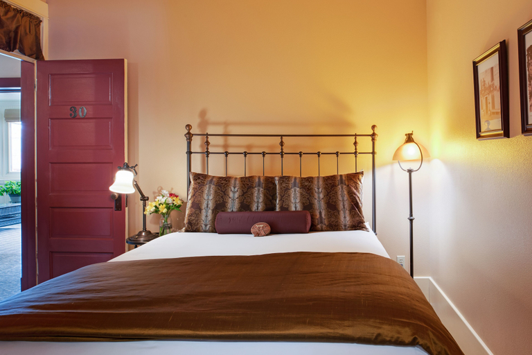 Bedroom 3, Chamberlin Inn Cody, Park