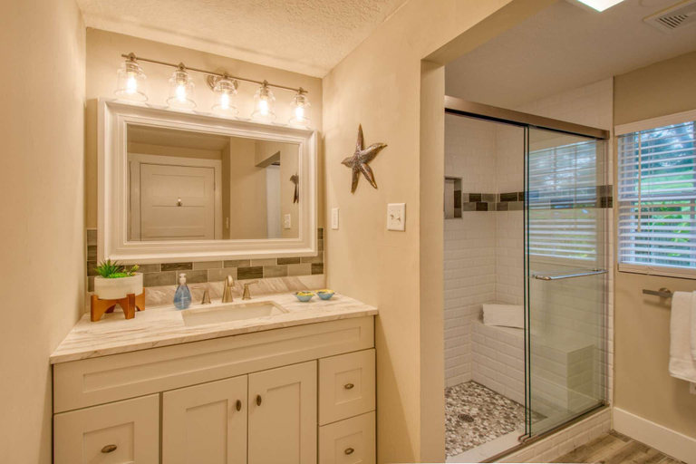 Bathroom 4, 28 Solano, Saint Johns