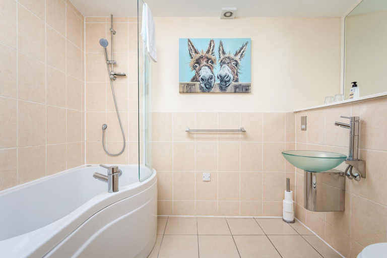 Bathroom, 4 The Crescent, Gloucestershire