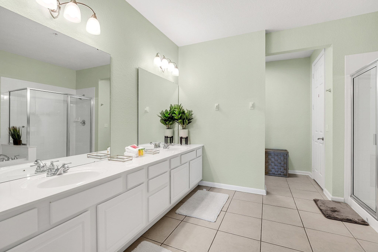 Bathroom 4, Vero`s Gem Deluxe 3 Bedroom Condo by RedAwning, Orange