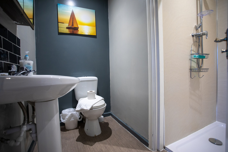 Bathroom 3, Old Barrington Arms Apartments, Northumberland