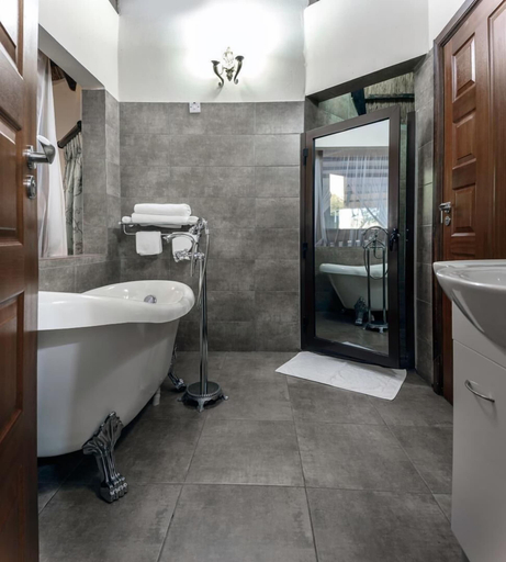 Bathroom 4, Masaumbezi River Lodge, Siavonga