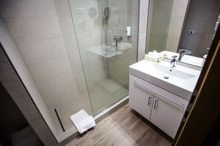 Bathroom 3, Bassiana Hotel, Sárvár