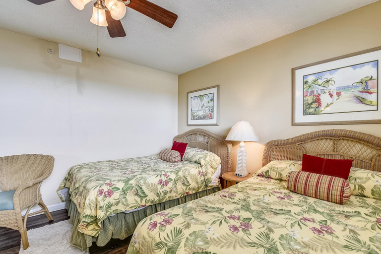 Bedroom 2, Summerhouse by Book That Condo, Bay
