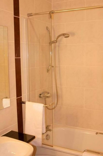 Bathroom 4, Queensgate Hotel , Peterborough