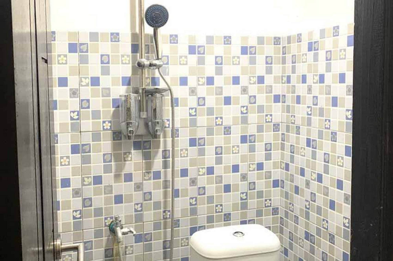 Bathroom, RedDoorz @ Kampkey Tanah Hitam, Jayapura