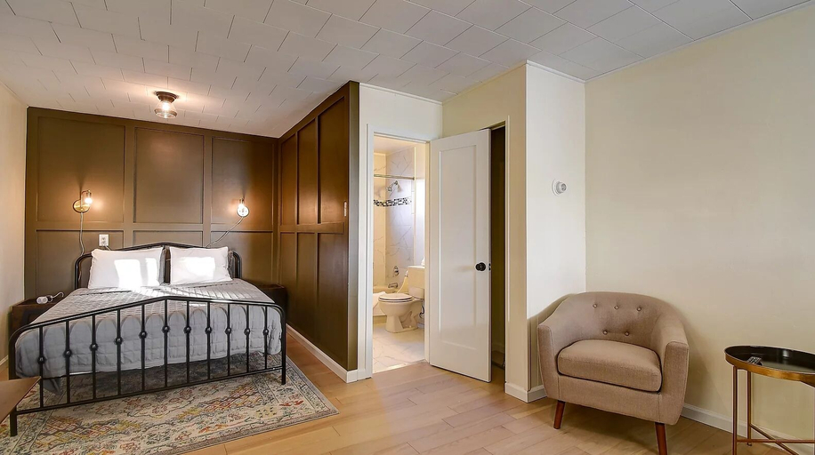 Bedroom 5, Old Tale Inn, Lake