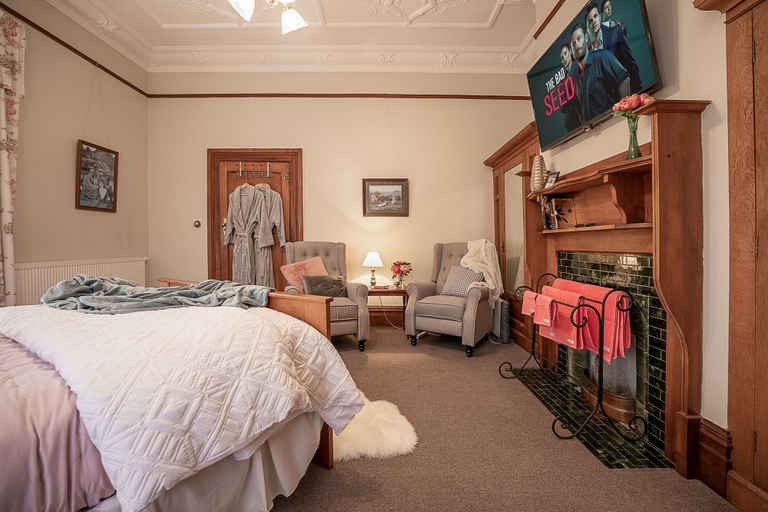 Bedroom 4, The Fern & Thistle Boutique Accommodation - Drinks, Hotpool, Sauna, Clutha