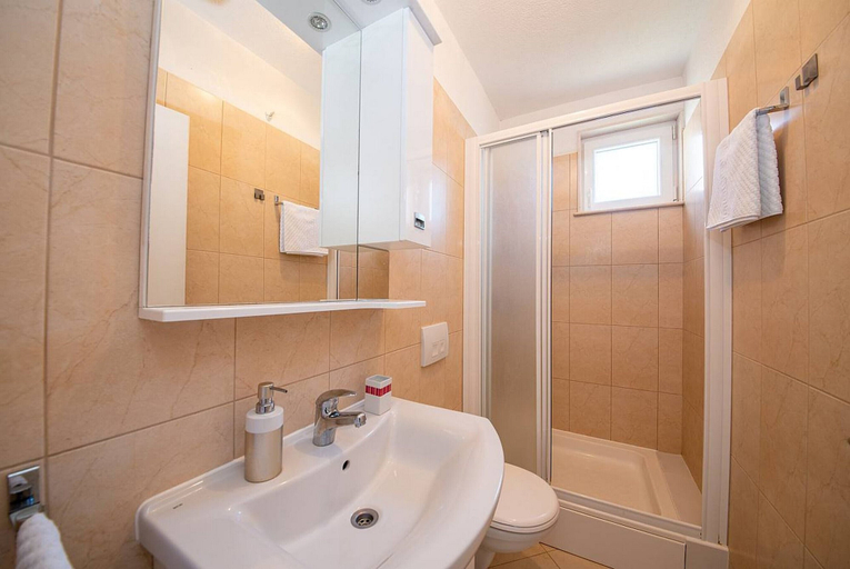 Bathroom 3, Apartments Magdalena, Bol