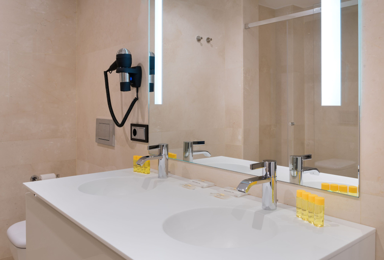 Bathroom 5, Gran View Apartments, Madrid