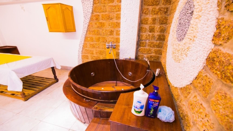 Bathroom 5, Dong Phuong Hotel, Qui Nhơn