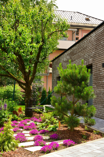 Exterior & Views 25