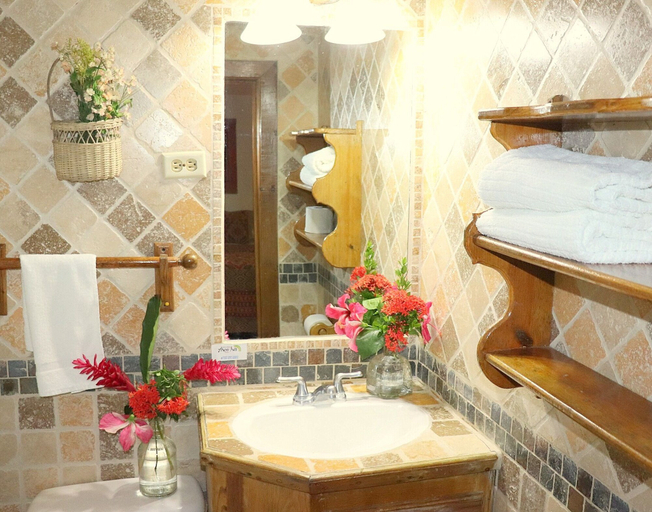 Bathroom 2, Posada Arco Iris, Roatán