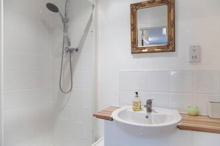Bathroom 3, Lynbrook Guests House, London