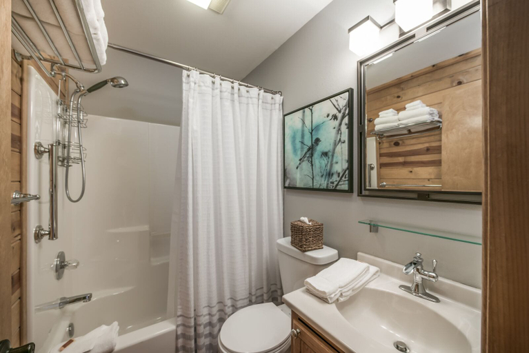 Bathroom 3, Centerview, Lincoln