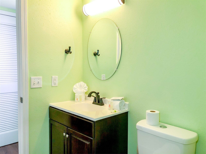 Bathroom 3, 5218 Beach Dr A, Bay