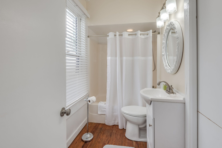 Bathroom 3, The Heirloom Inn, Lake