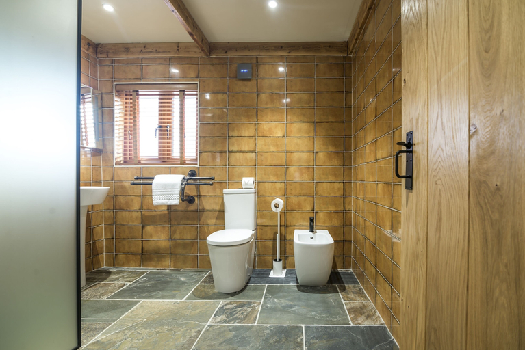 Bathroom 4, Lavender - Luxurious Barn Conversion, Pembrokeshire