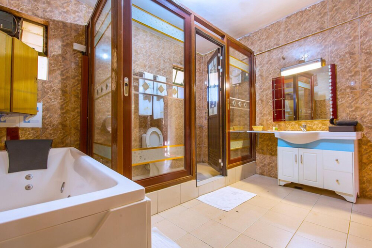 Bathroom 4, Hotel Nokras Murang'a, Kiharu