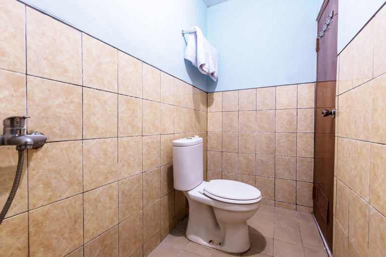 Bathroom 3, Super OYO 1516 Cemara Gading Syariah, Bogor