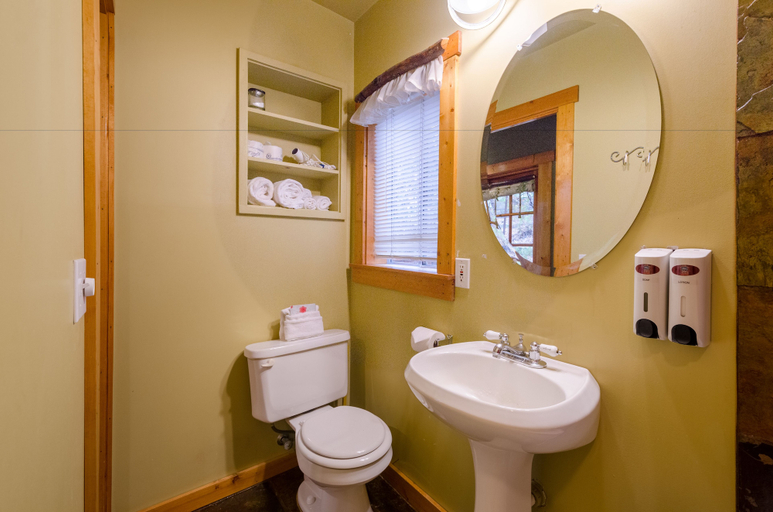 Bathroom 4, Idyllwild Bunkhouse, Riverside