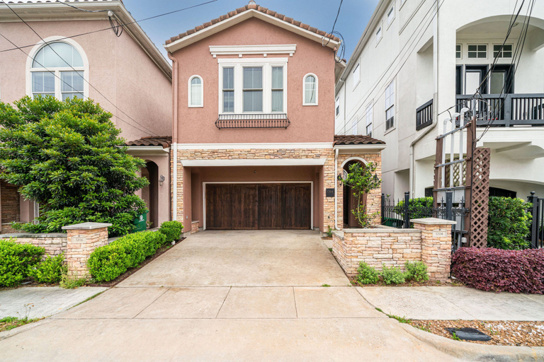Exterior & Views, 29th, Houston