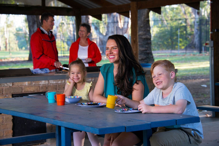 Food & Drinks, Ball Park Caravan Park, Corowa