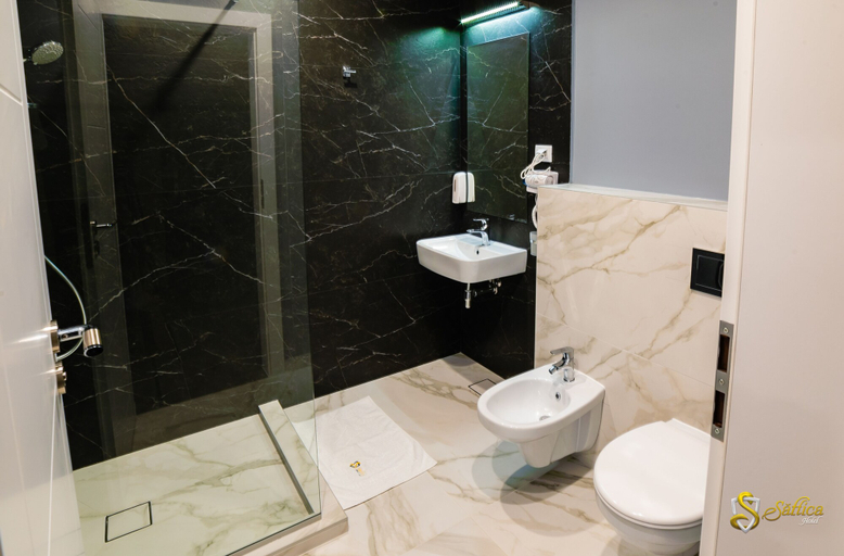 Bathroom 3, Hotel Saftica, Balotesti