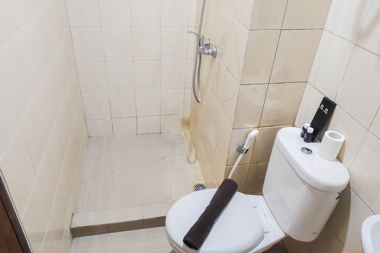 Bathroom 3, Comfy And Minimalist Studio At Vida View Apartment, Makassar