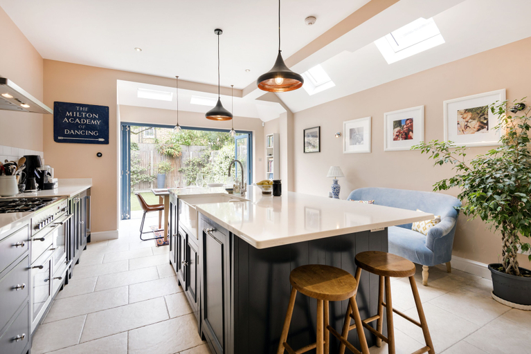 Others 5, Spectacular Shepherds Bush Home Close to Westfield, London