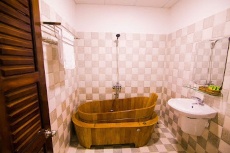 Bathroom 2, Dong Phuong Hotel, Qui Nhơn